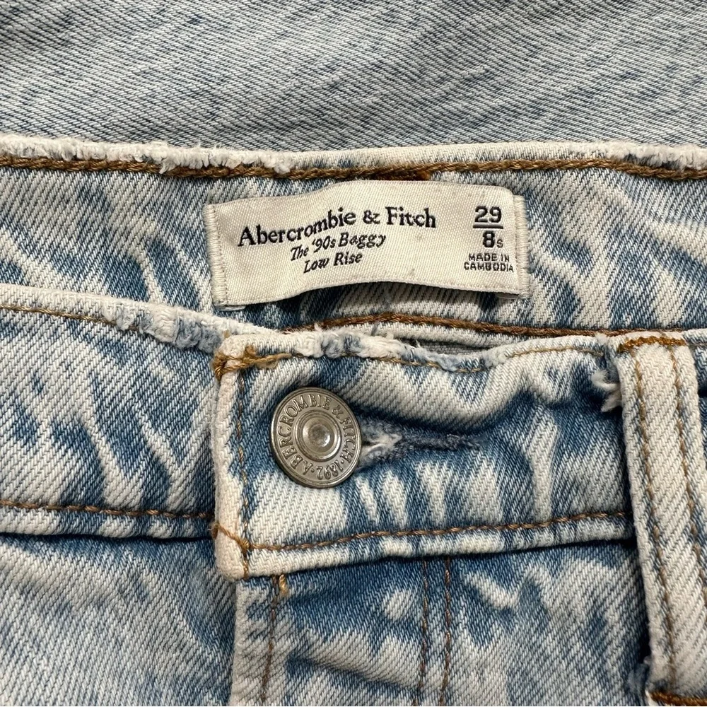 Abercrombie and Fitch the 90s baggy, low rise light wash jeans, size 29 - Picture 5 of 10